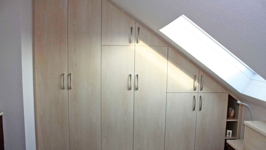 Schlafzimmermöbel aus beschichteter Spanplatte Kleiderschrank unter der Dachschräge
