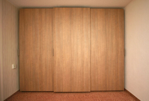 Schlafzimmerschrank 3-türig mit sanfter Öffnung und Schließung aus beschichteter Spanplatte - geschlossen