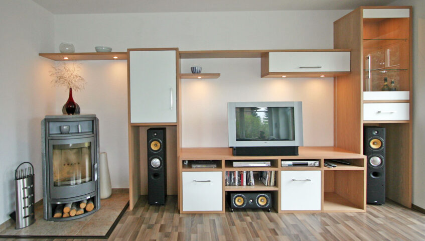Wohnzimmermöbel modern in Eiche furniert und transparent lackiert sowie eingearbeitete Halogenstrahler